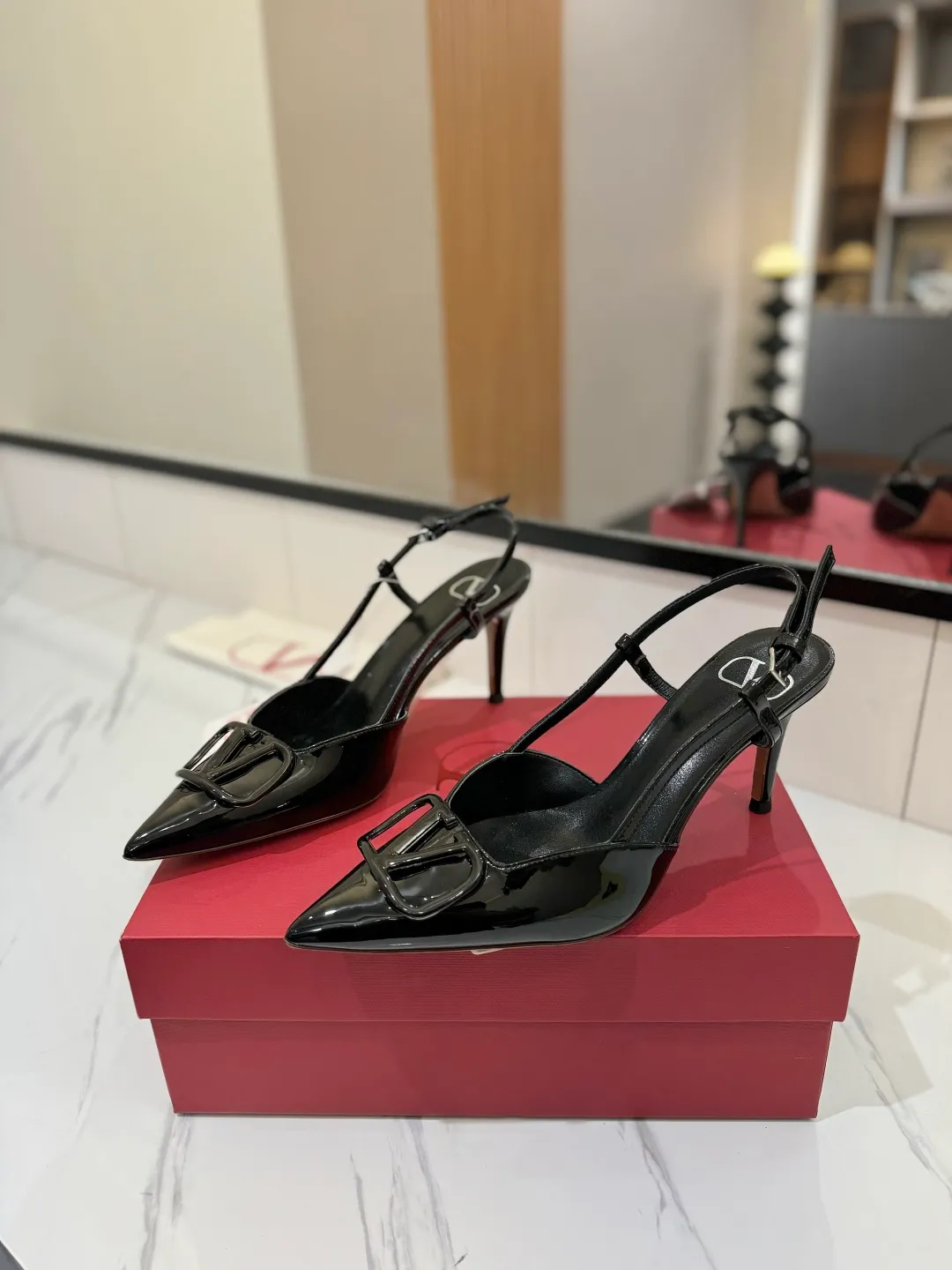 💕💕Factory direct selling price p520💕💕 Valentino launches a new series of sandals, sandals with pointed toe V-buckle sandals. The upper part of the foot is very pedicure-like. The key point is that it is very good and easy to control. It does not grind or tire your feet. It is a walking artifact! Metal VLOGO diamond buckle elements, full of high-end sense! It became sweet instantly.  The avant-garde VLOGO SIGNATURE shoe series interprets VALENTINO GARAVANI's candid attitude. Valentino Garavani V logo back hollow sandals with VLogo Signature decoration, platinum tone VLogo Signature decoration! Upper: imported patent leather Lining: imported goatskin Outsole: Italian leather outsole Heel height: 8cm Size: 35-39 (34-40-41-42 customized size)